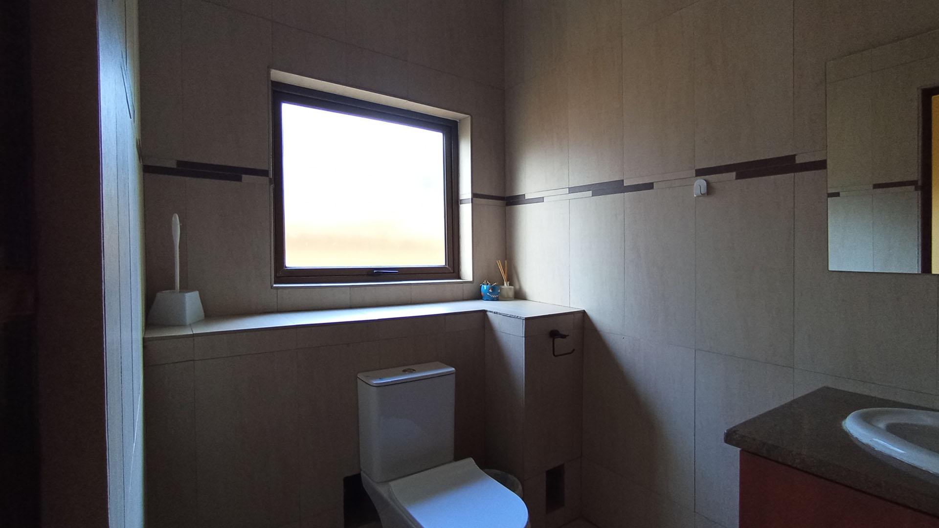 Bathroom 1 - 8 square meters of property in Savanna Hills Estate