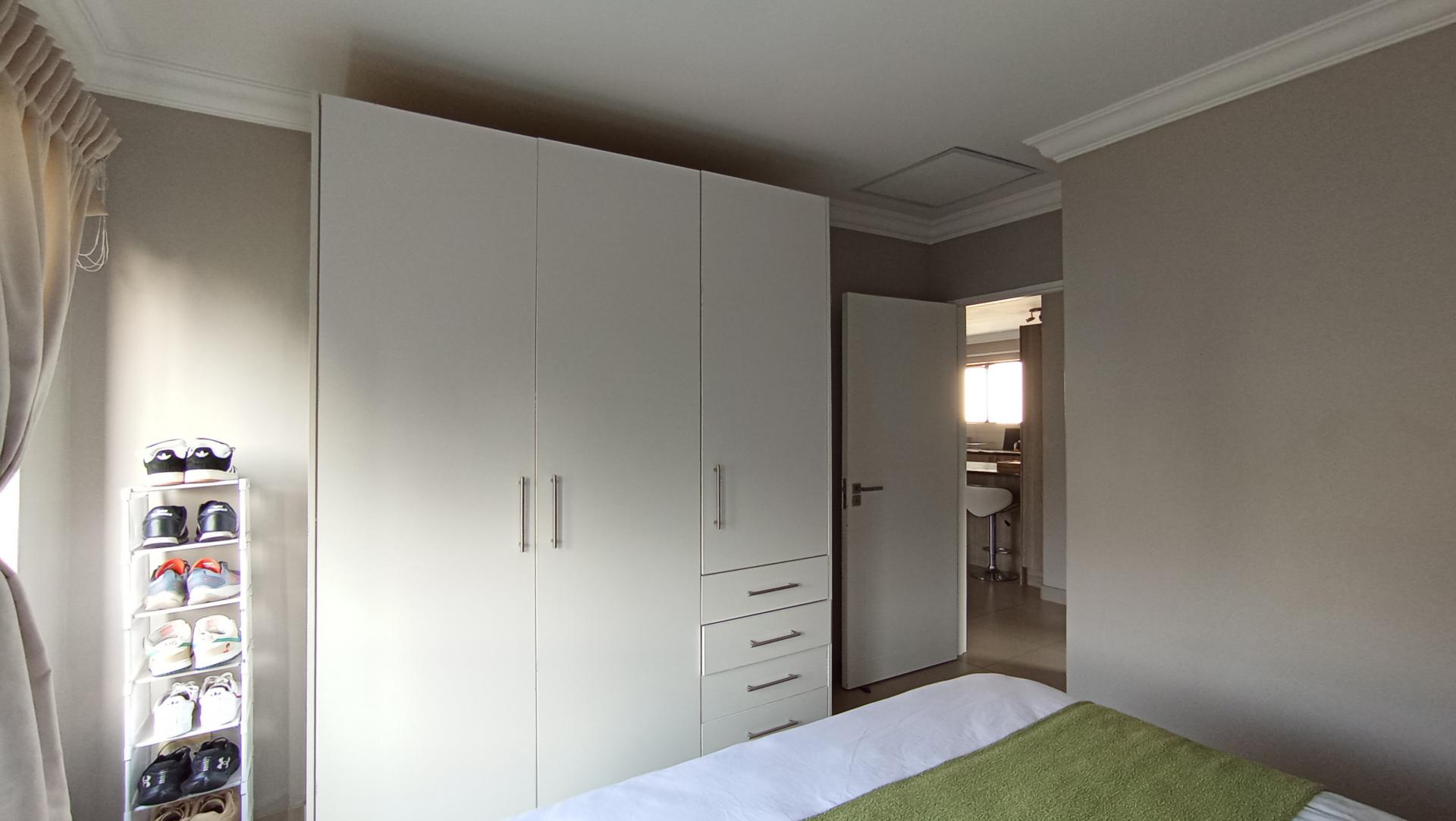 Bed Room 1 - 13 square meters of property in Chartwell A.H.