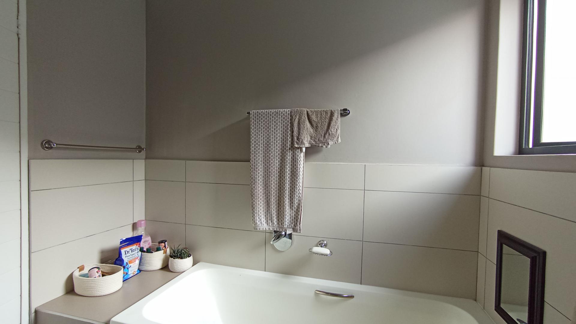 Bathroom 1 - 6 square meters of property in Chartwell A.H.