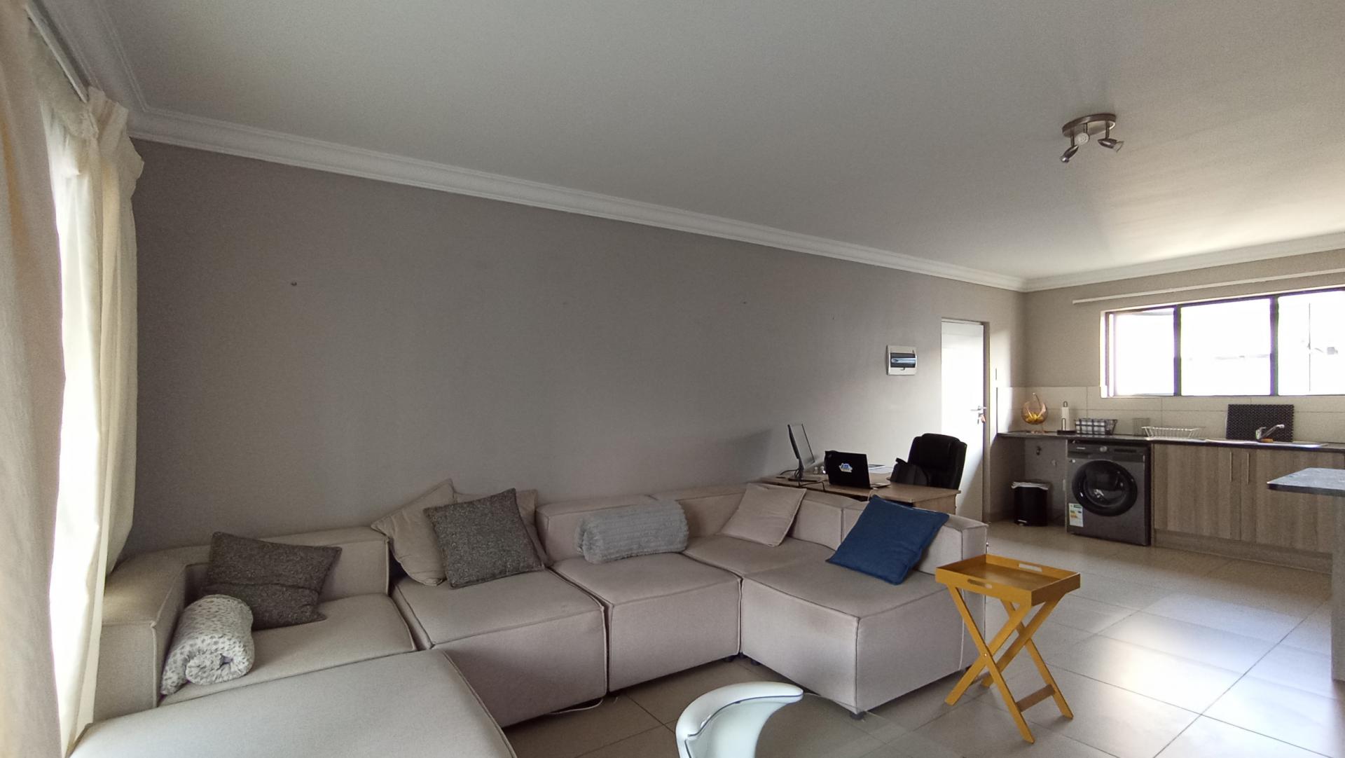 Lounges - 20 square meters of property in Chartwell A.H.