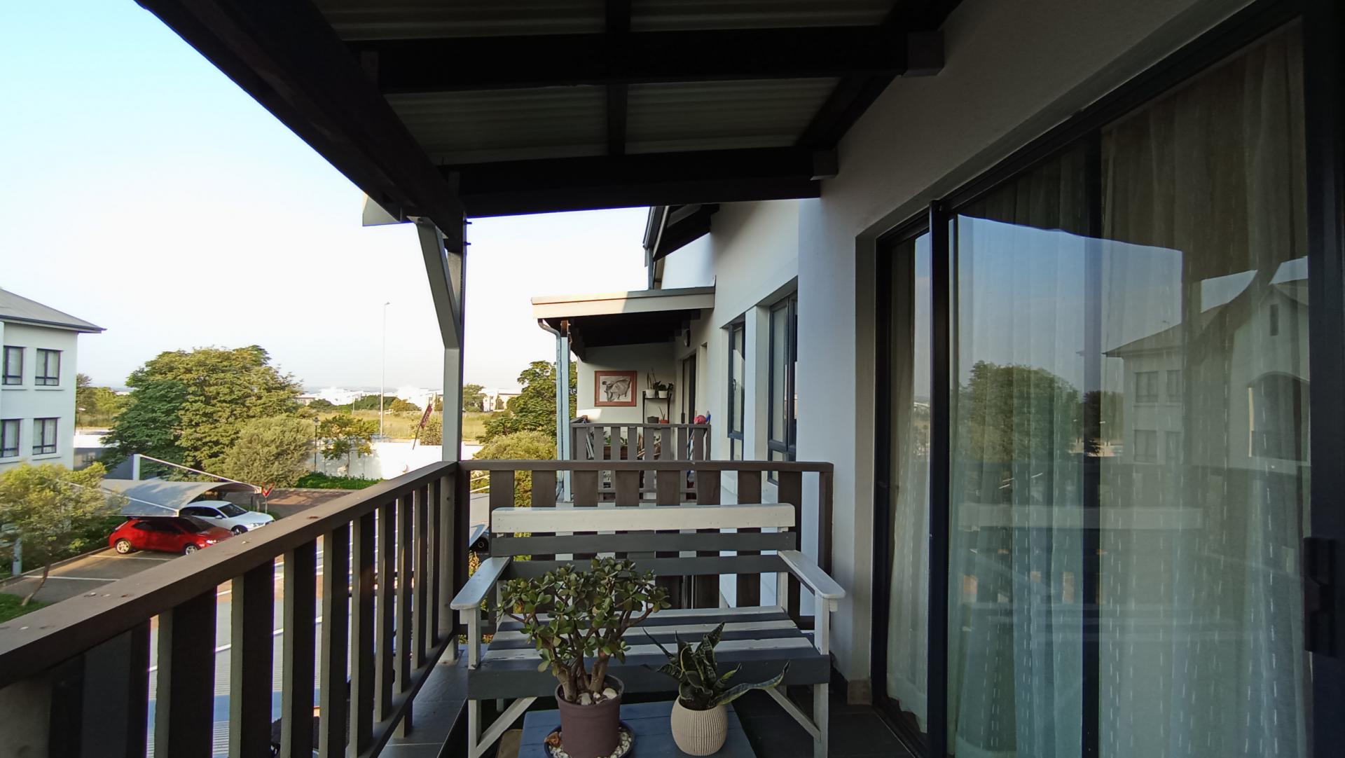 Balcony - 10 square meters of property in Chartwell A.H.