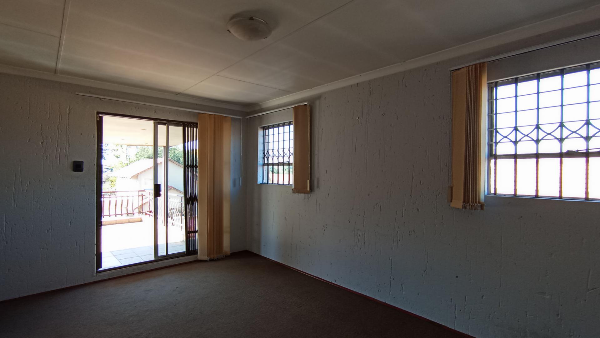 Lounges - 42 square meters of property in Buccleuch