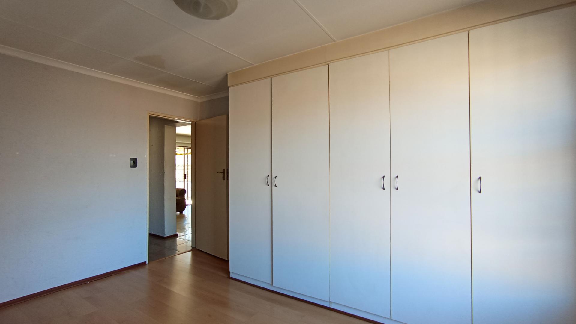 Bed Room 1 - 14 square meters of property in Buccleuch