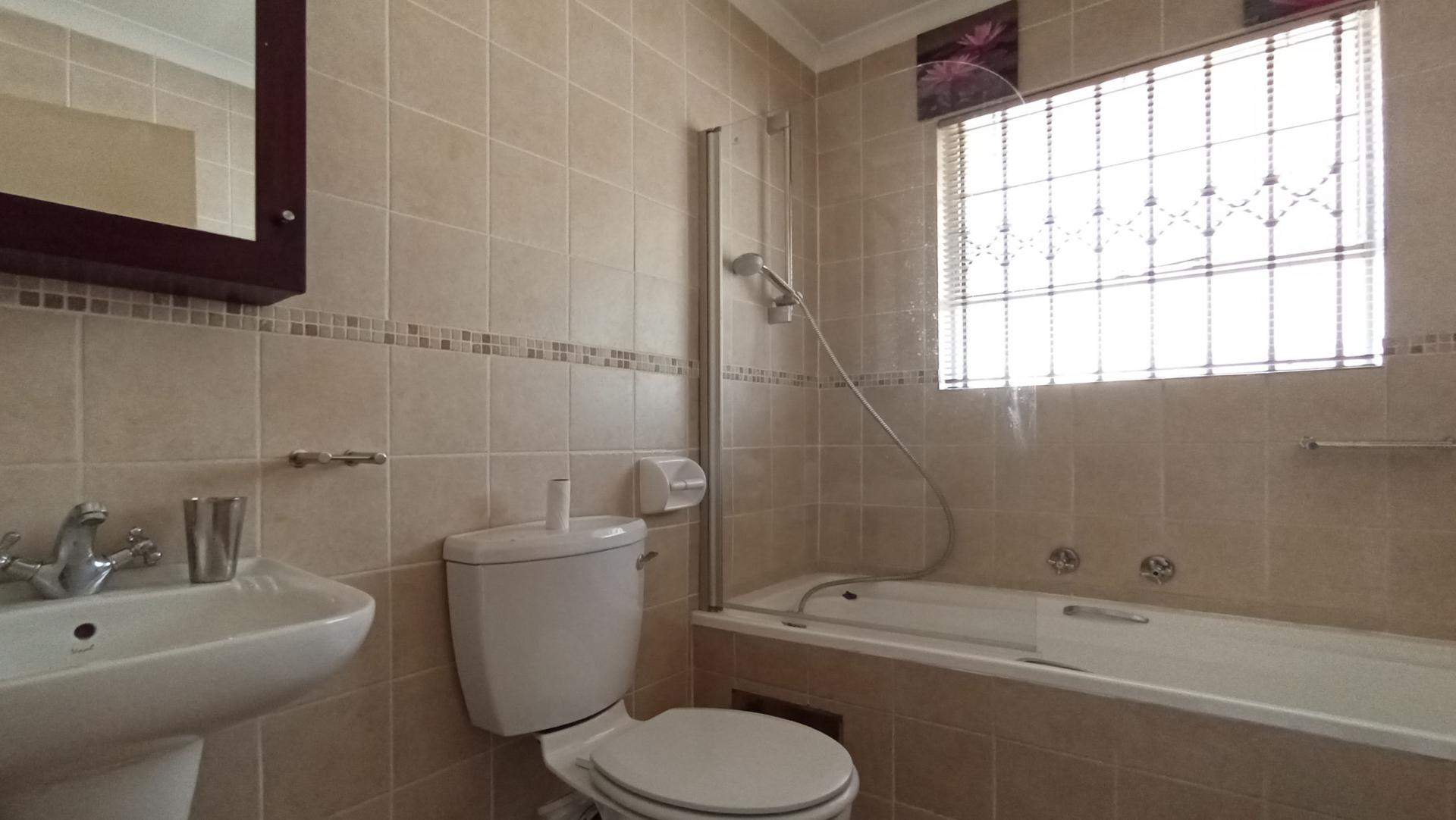 Bathroom 1 - 4 square meters of property in Buccleuch