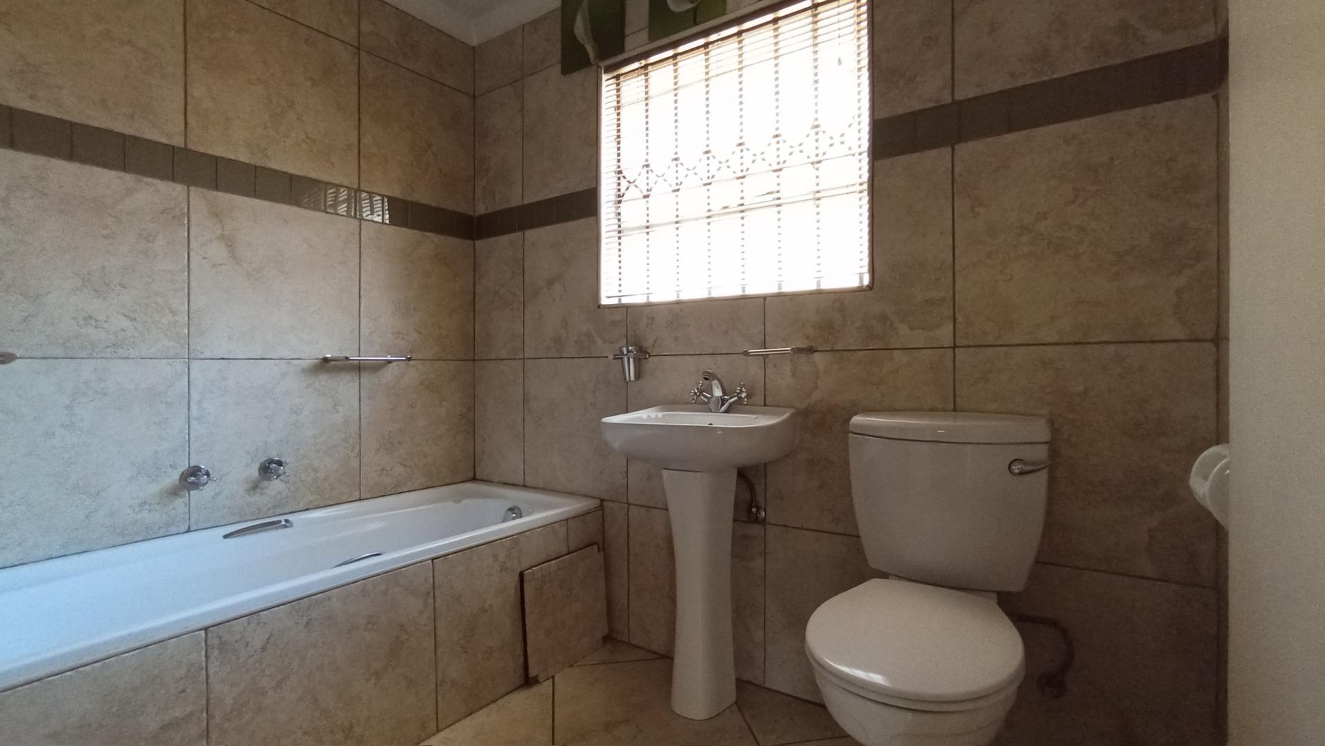 Bathroom 2 - 7 square meters of property in Buccleuch