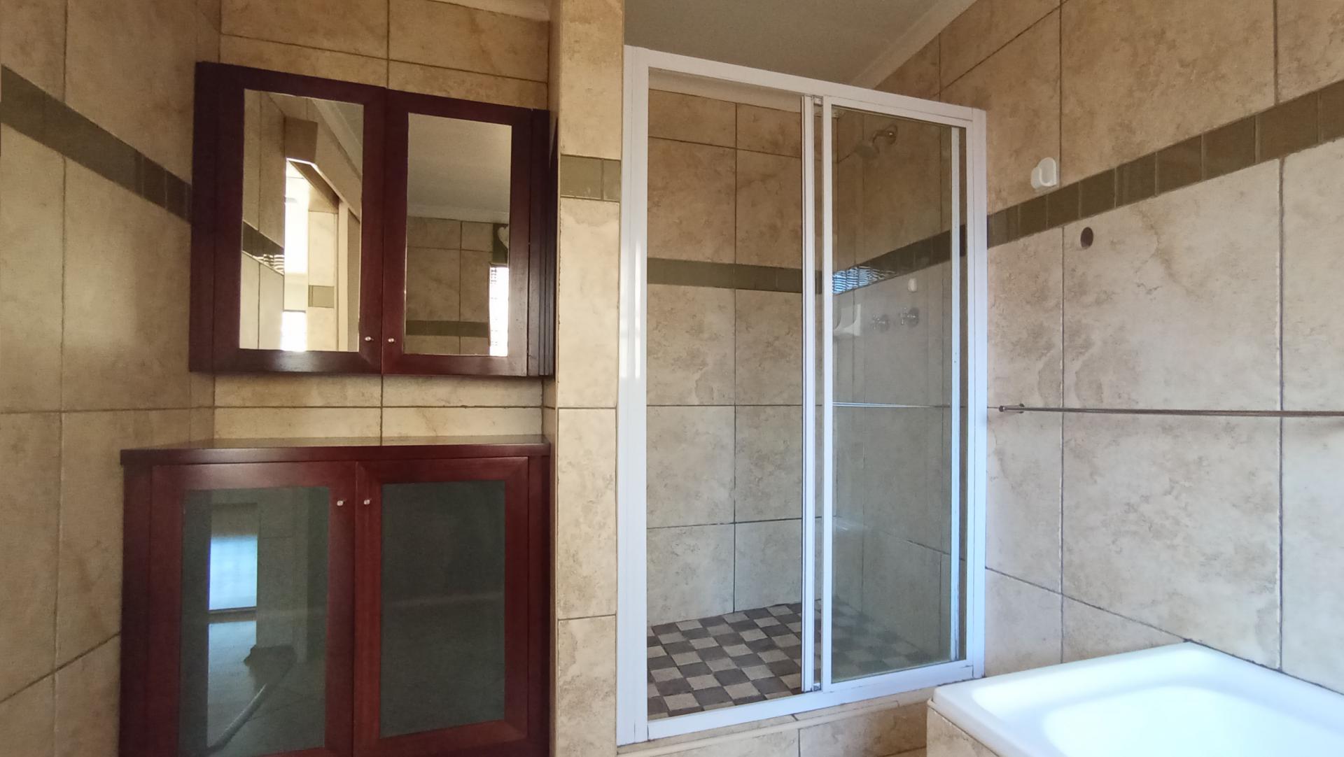 Bathroom 2 - 7 square meters of property in Buccleuch