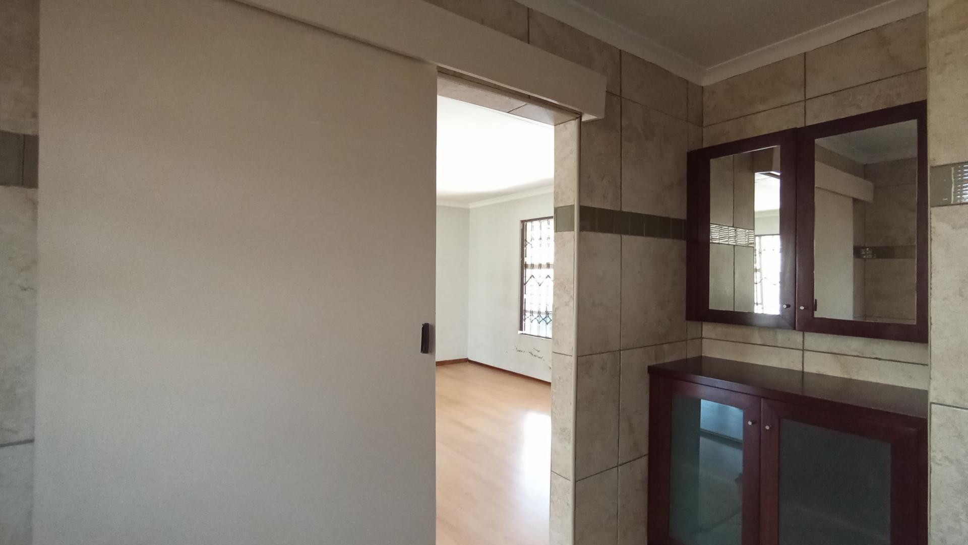 Bathroom 2 - 7 square meters of property in Buccleuch