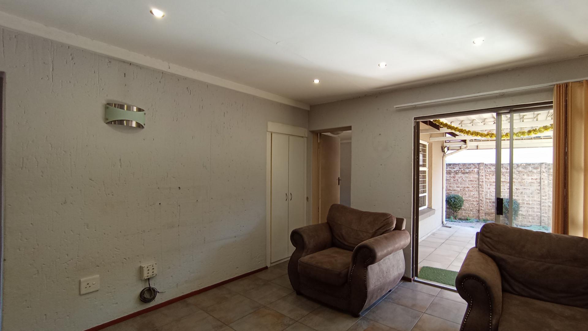 Lounges - 42 square meters of property in Buccleuch