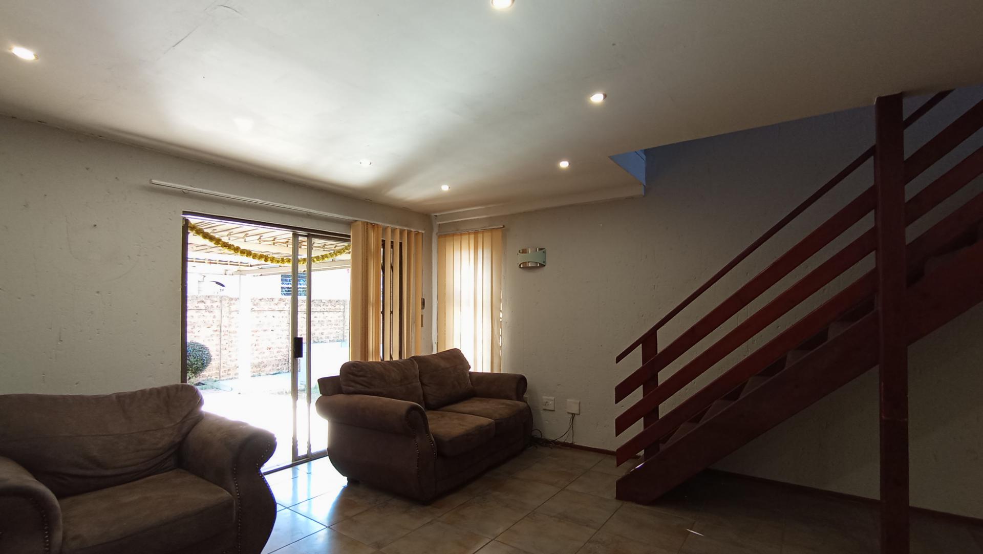 Lounges - 42 square meters of property in Buccleuch
