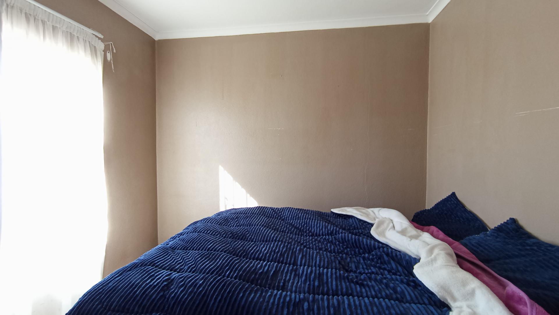 Bed Room 1 - 12 square meters of property in Naturena