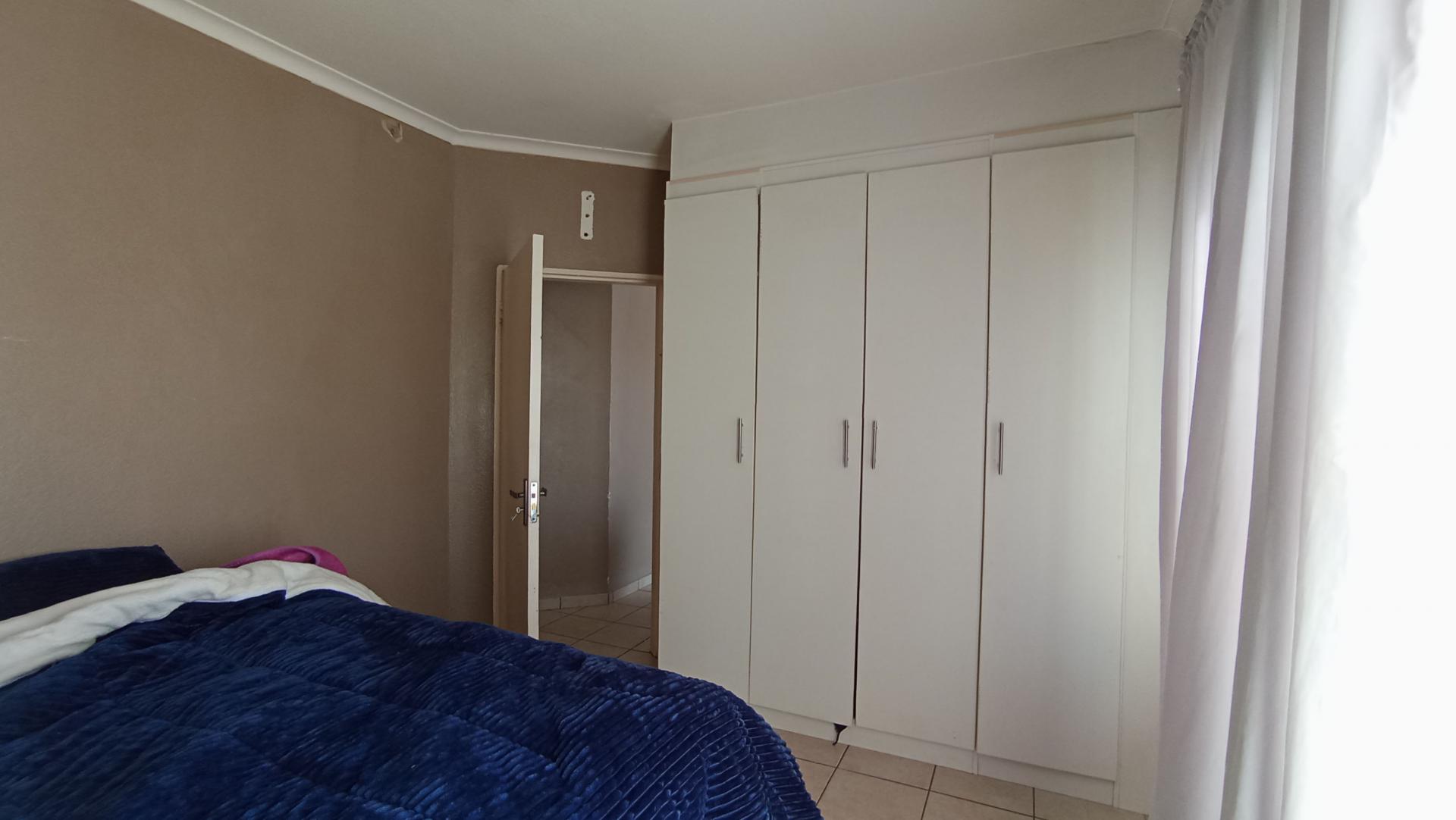 Bed Room 1 - 12 square meters of property in Naturena