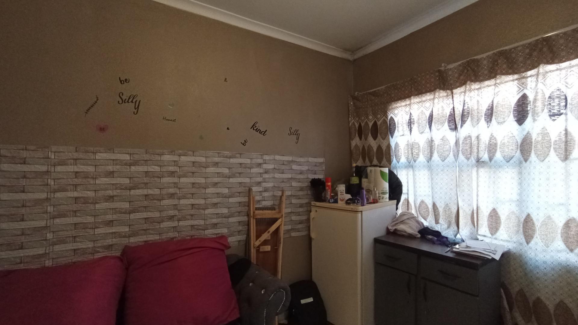 Bed Room 2 - 9 square meters of property in Naturena