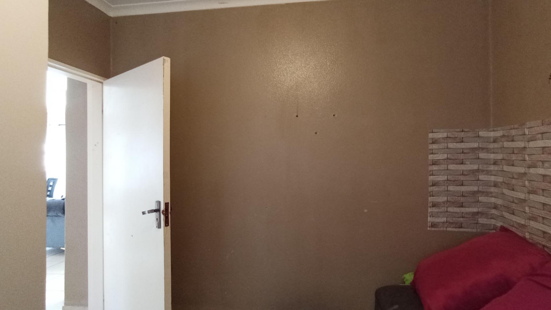 Bed Room 2 - 9 square meters of property in Naturena