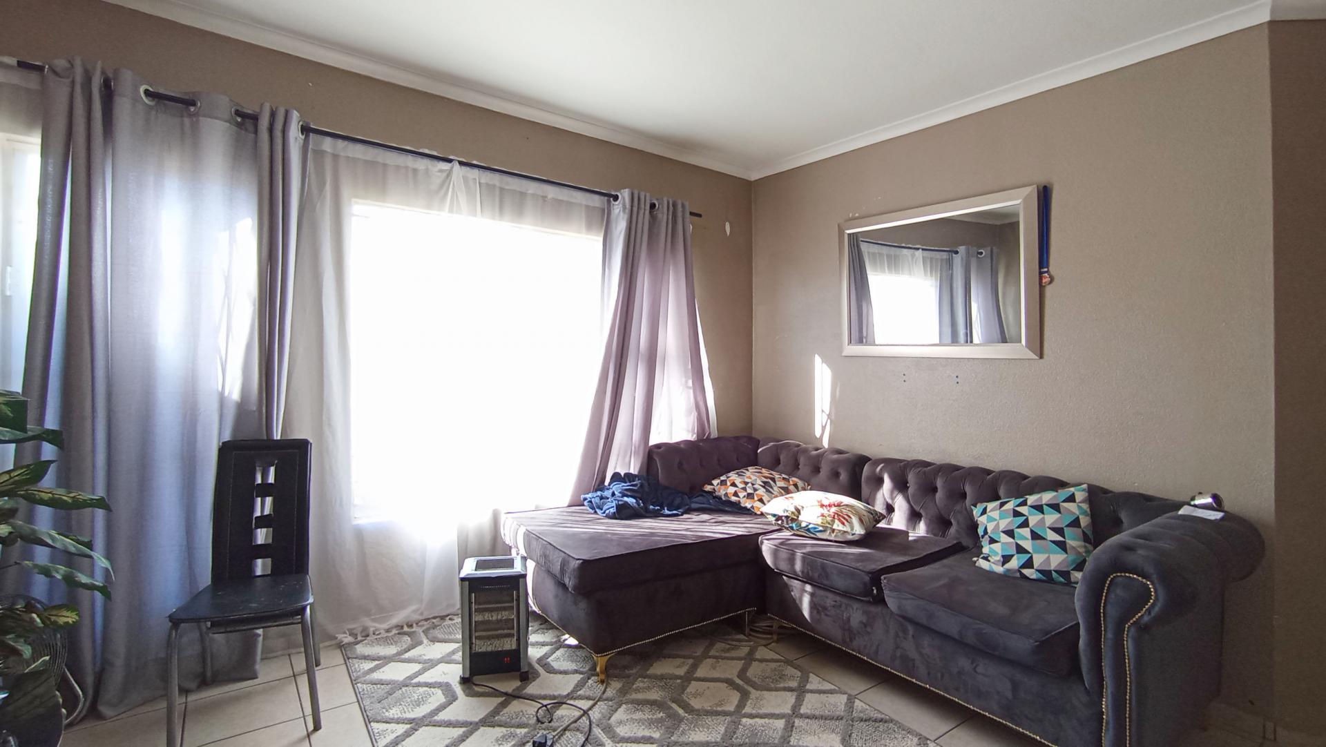 Lounges - 16 square meters of property in Naturena