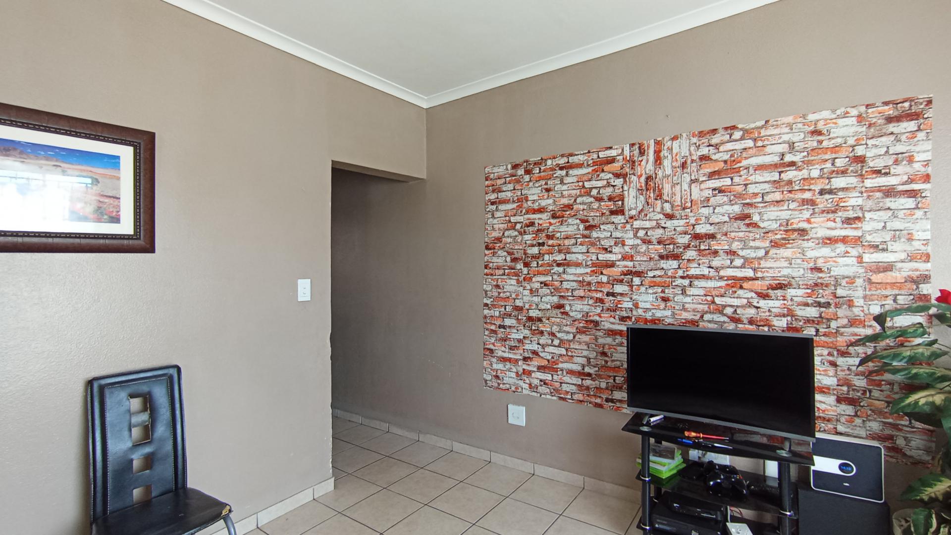 Lounges - 16 square meters of property in Naturena