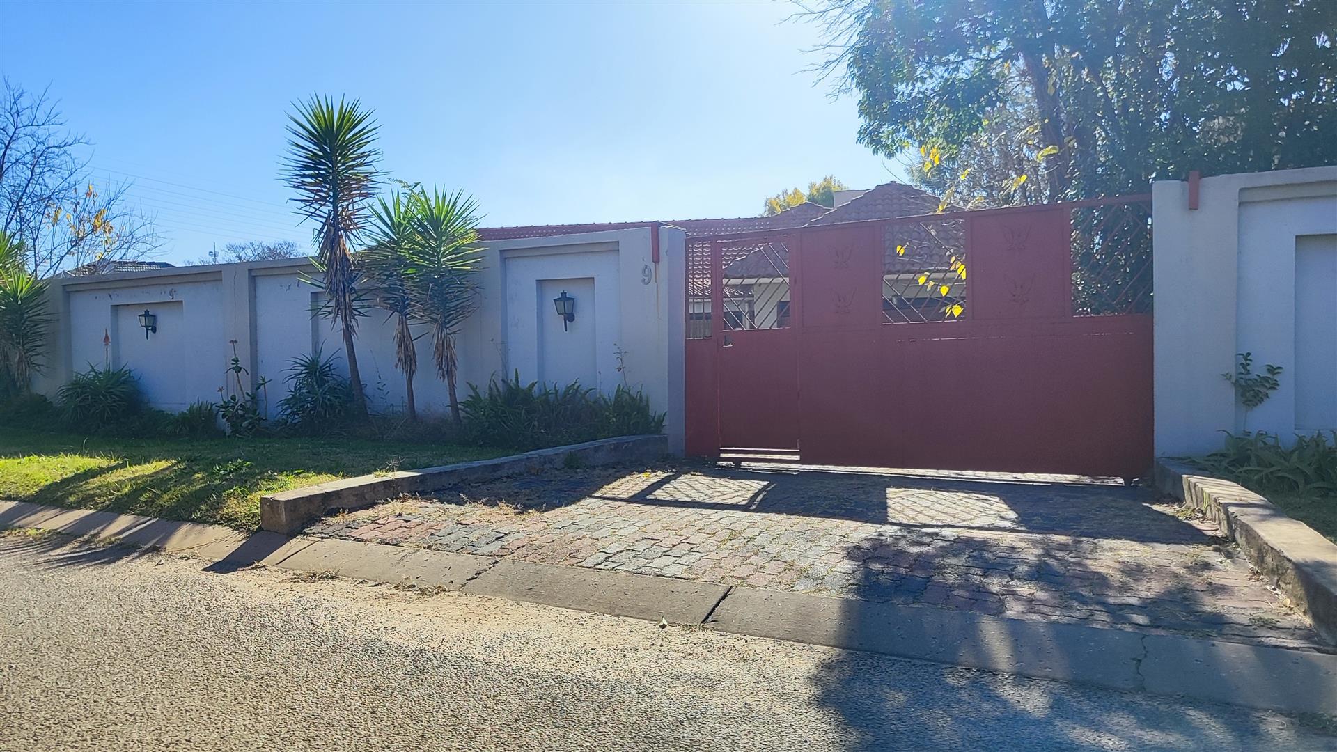 Front View of property in Glen Marais
