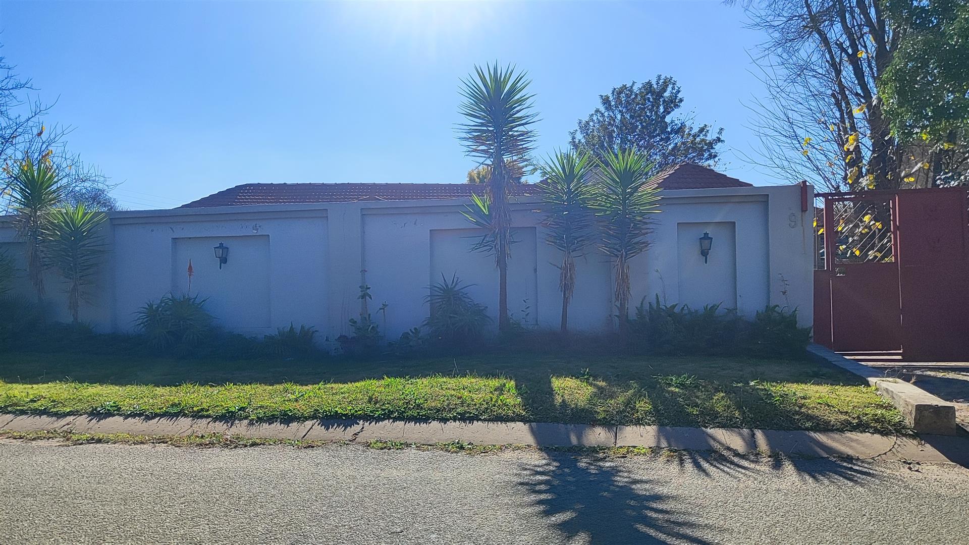 Front View of property in Glen Marais