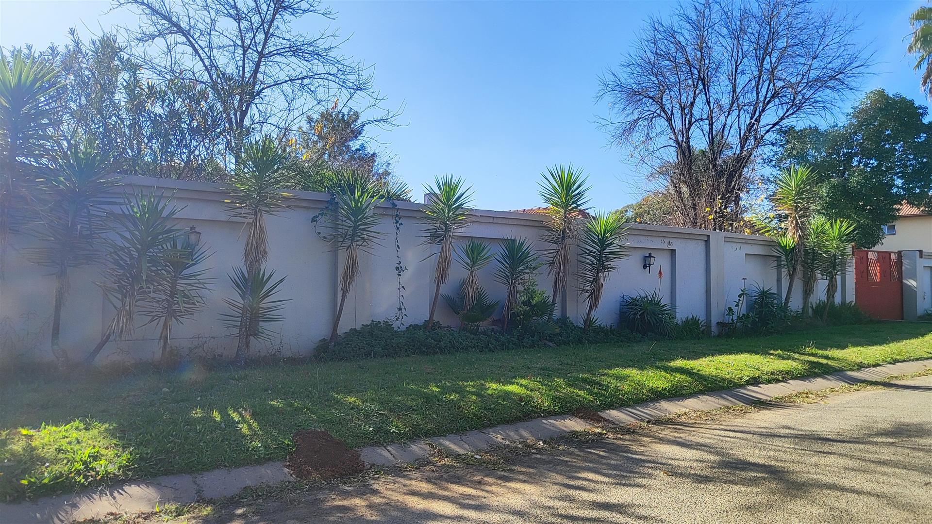 Front View of property in Glen Marais