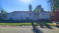 Front View of property in Glen Marais