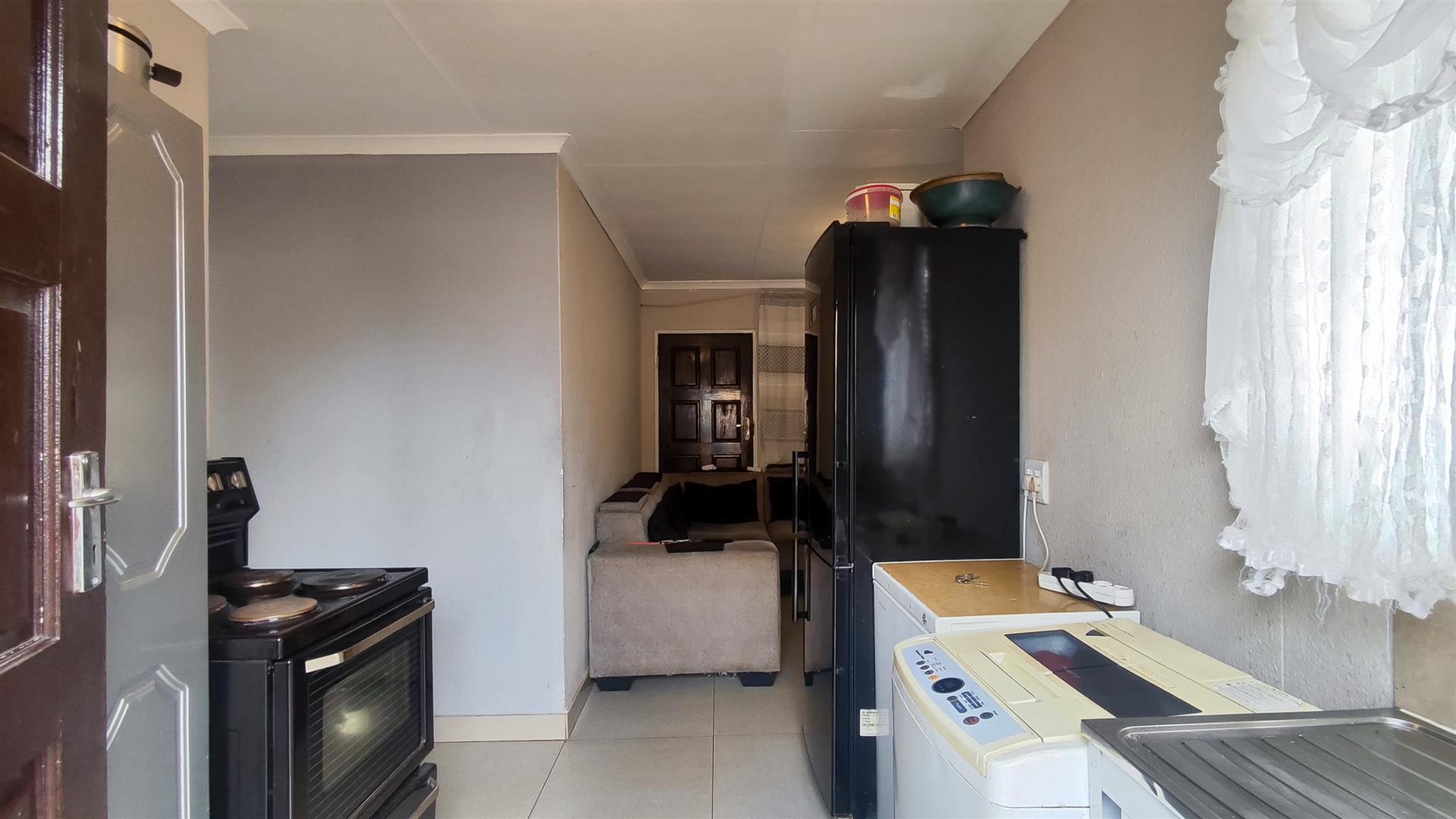 Kitchen - 8 square meters of property in Savanna City