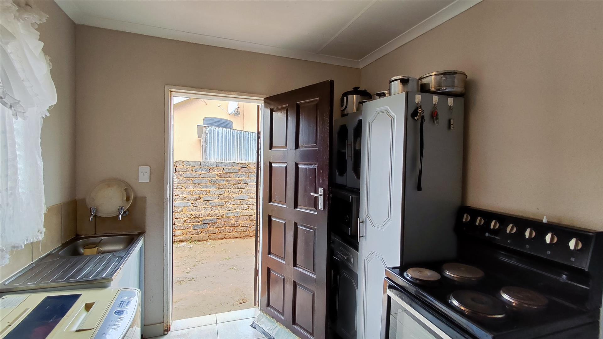 Kitchen - 8 square meters of property in Savanna City