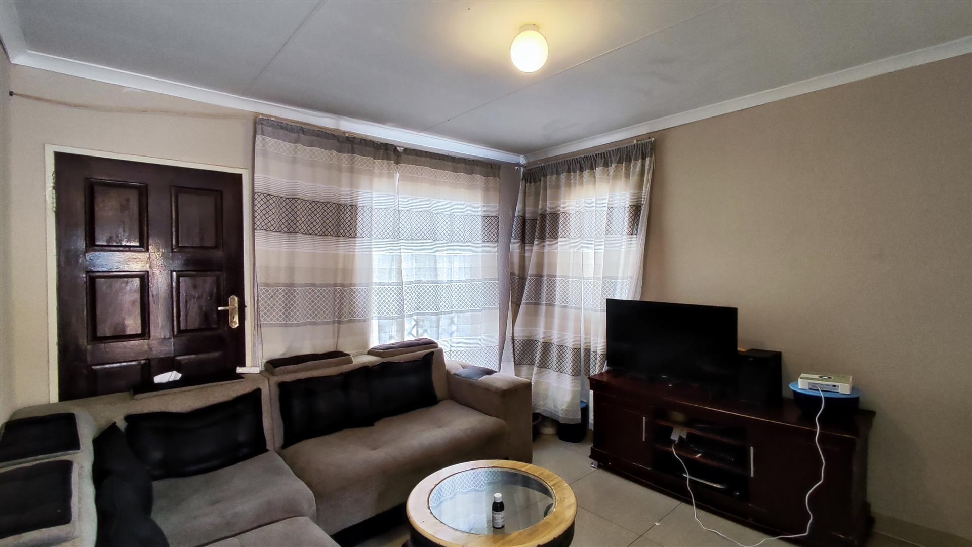 Lounges - 12 square meters of property in Savanna City