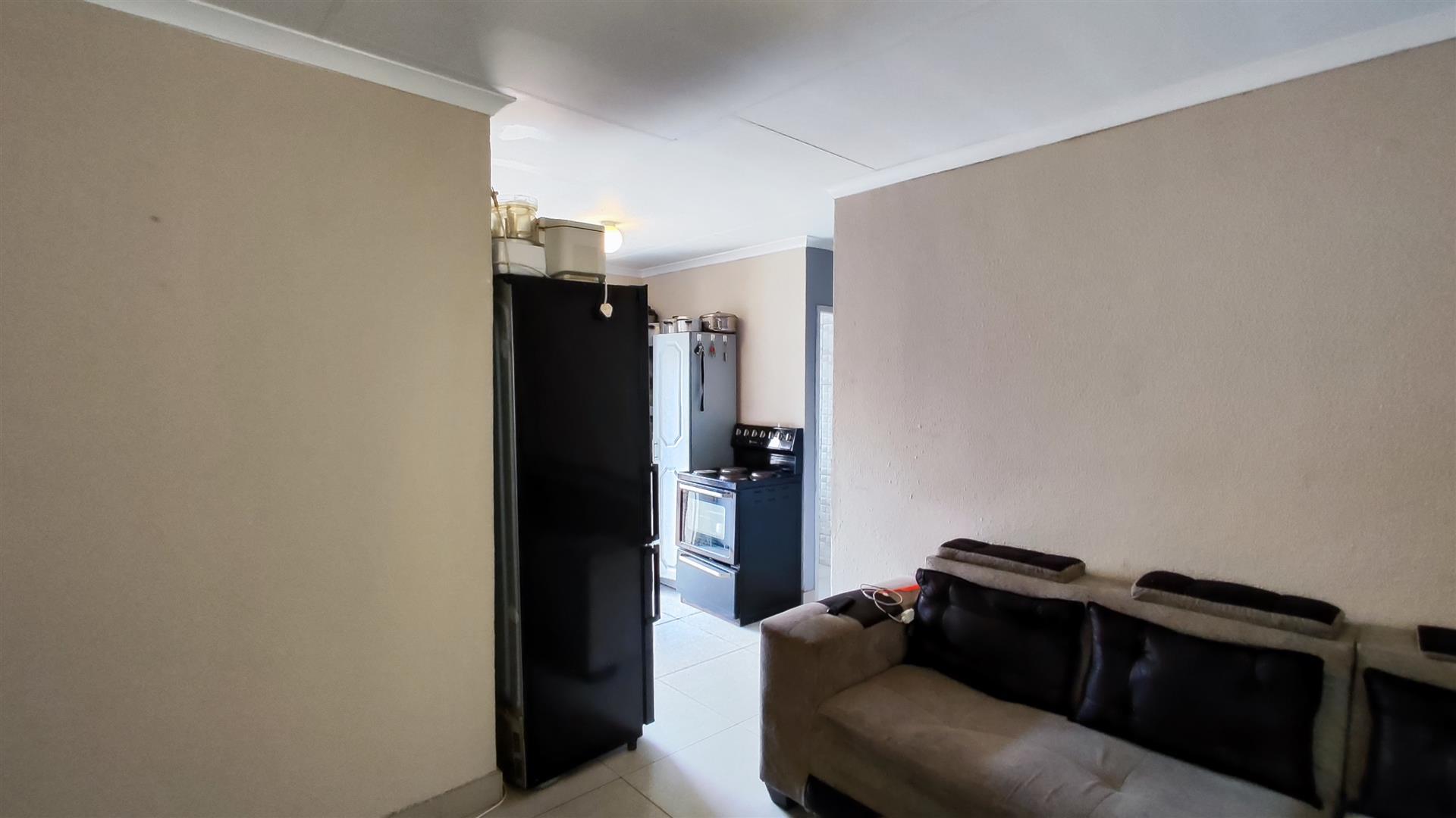 Lounges - 12 square meters of property in Savanna City