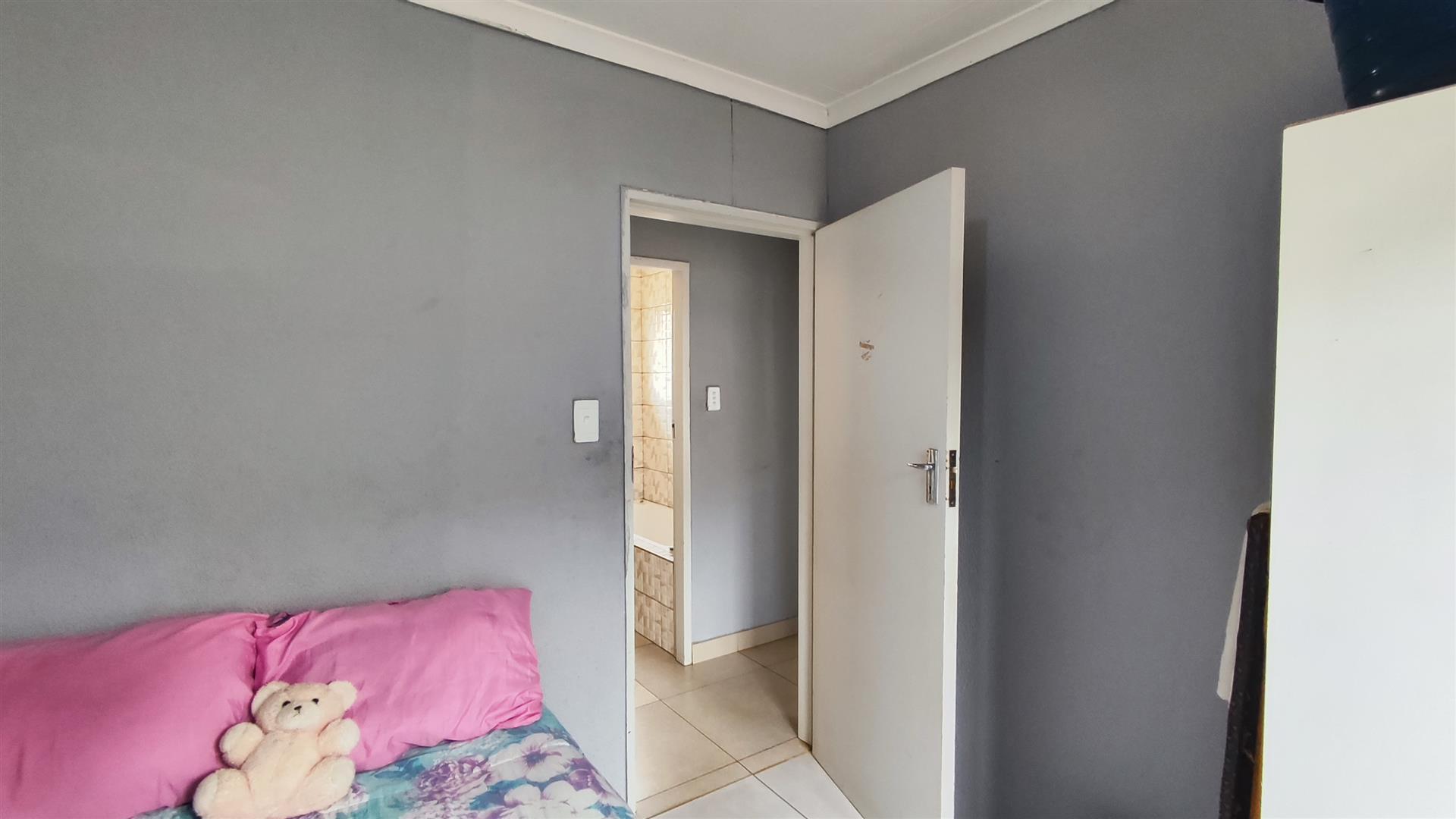 Bed Room 1 - 9 square meters of property in Savanna City