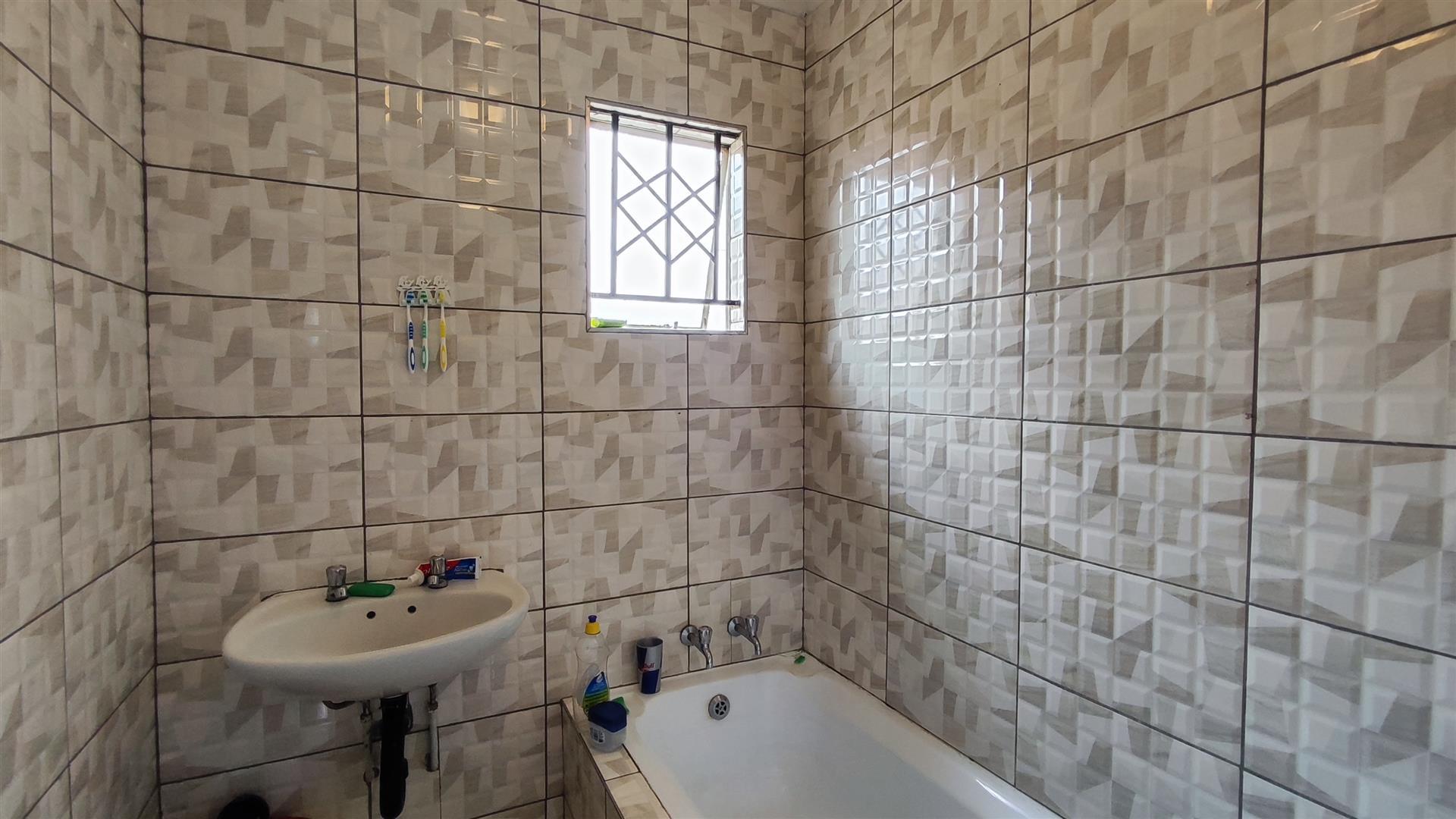 Bathroom 1 - 5 square meters of property in Savanna City