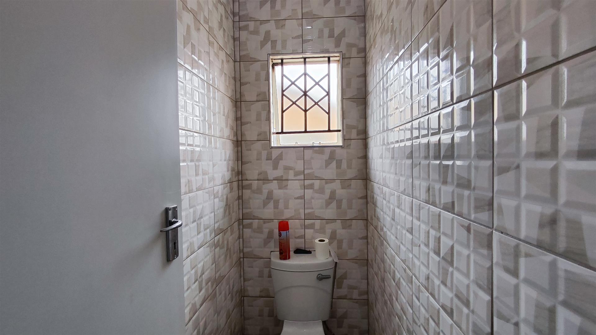 Bathroom 1 - 5 square meters of property in Savanna City