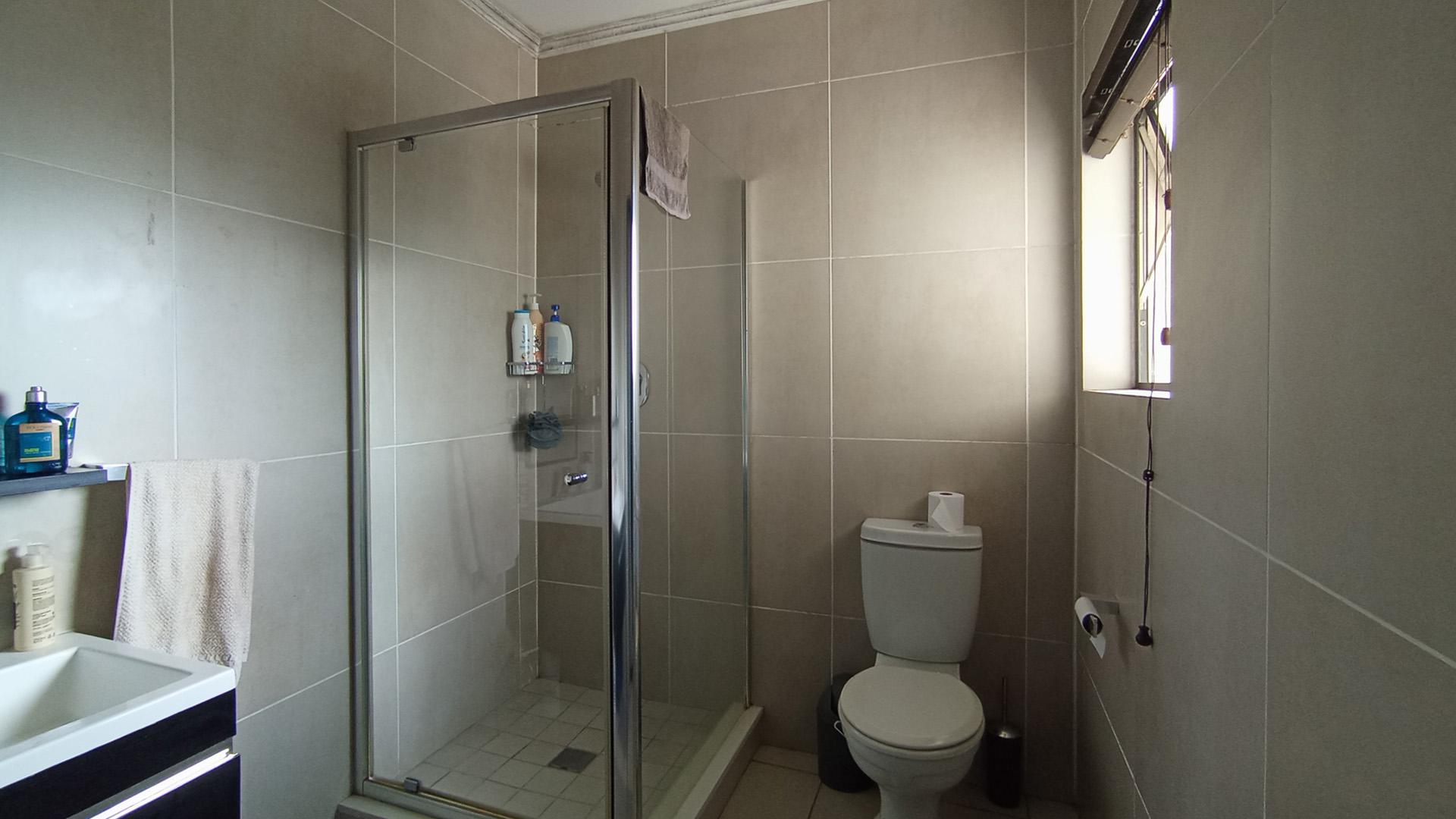 Main Bathroom - 5 square meters of property in Kyalami Hills