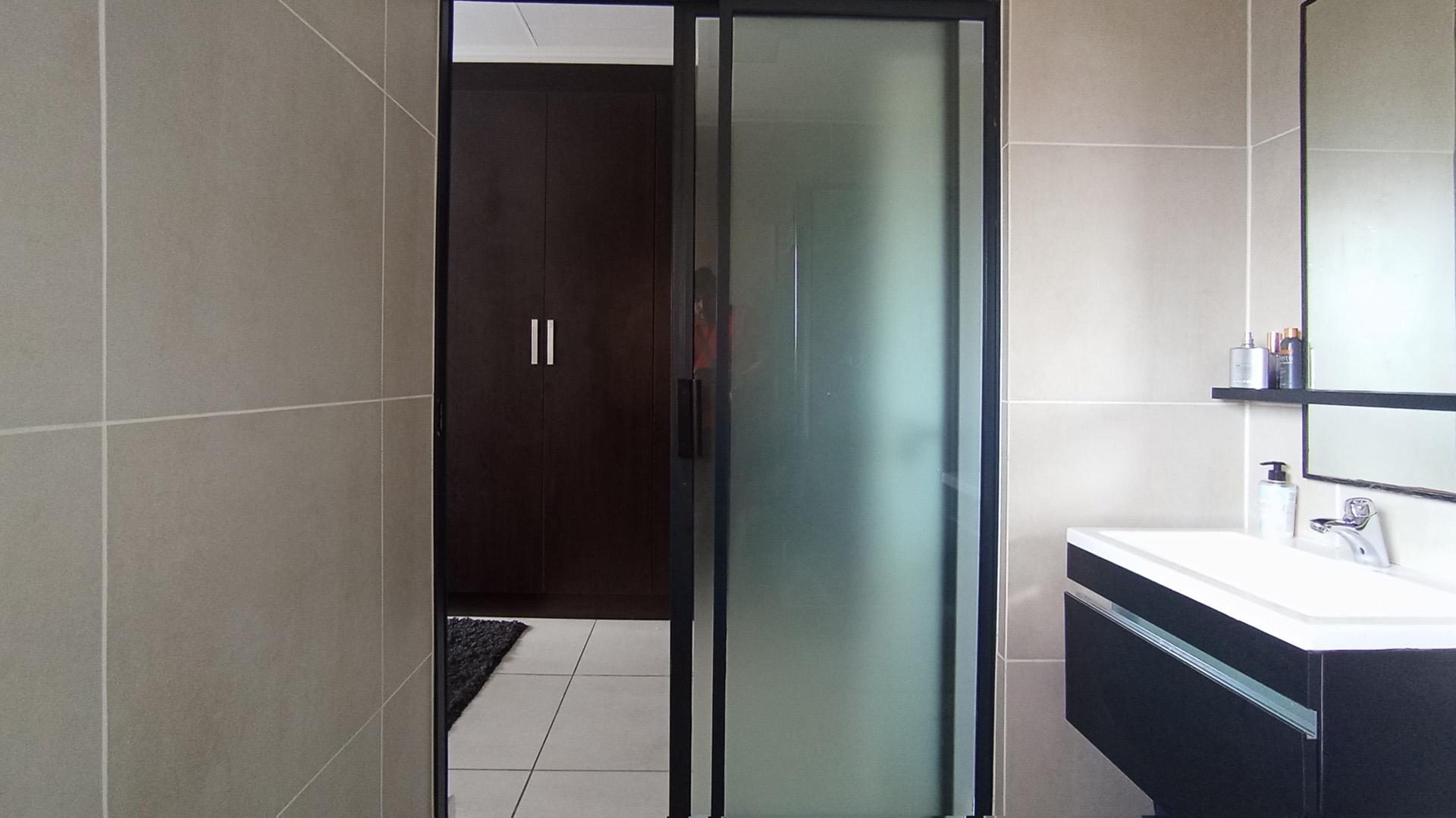 Main Bathroom - 5 square meters of property in Kyalami Hills