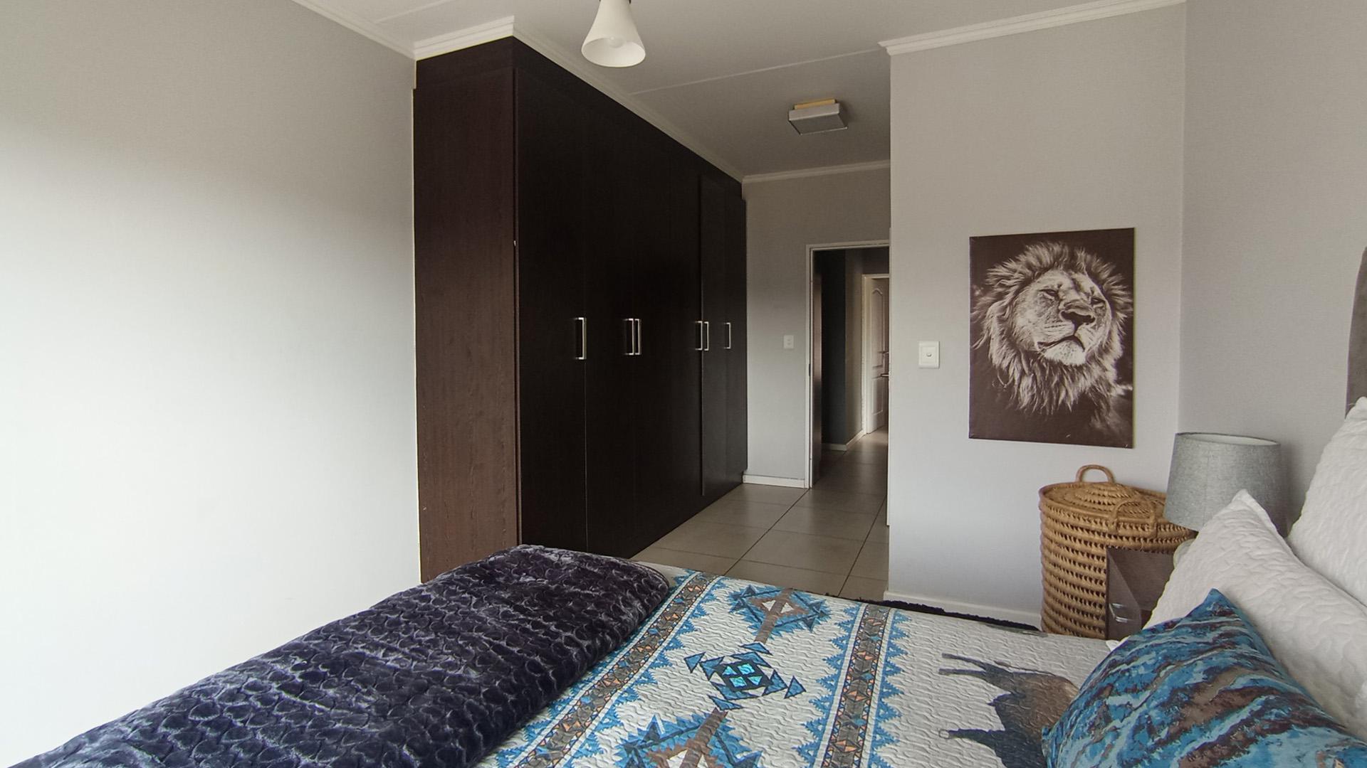 Main Bedroom - 17 square meters of property in Kyalami Hills