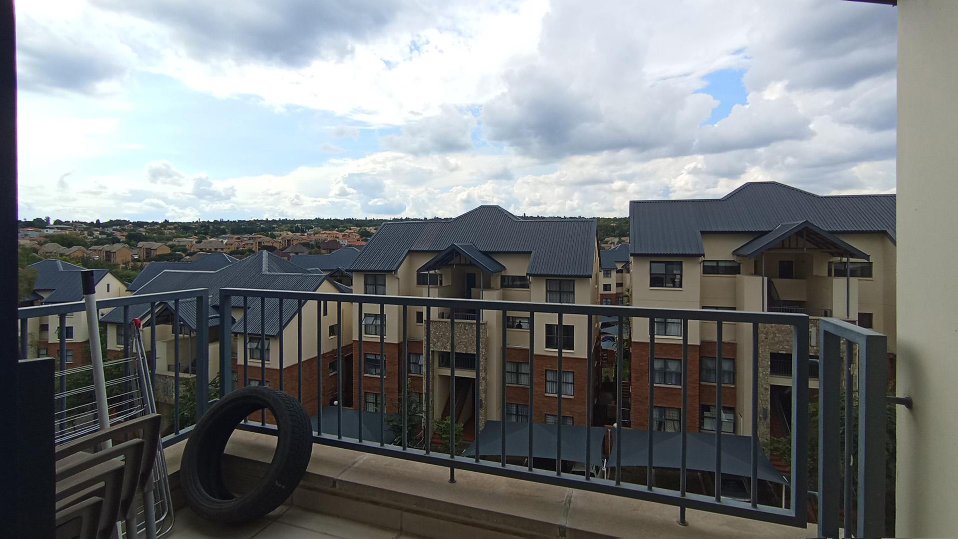 Balcony - 14 square meters of property in Kyalami Hills