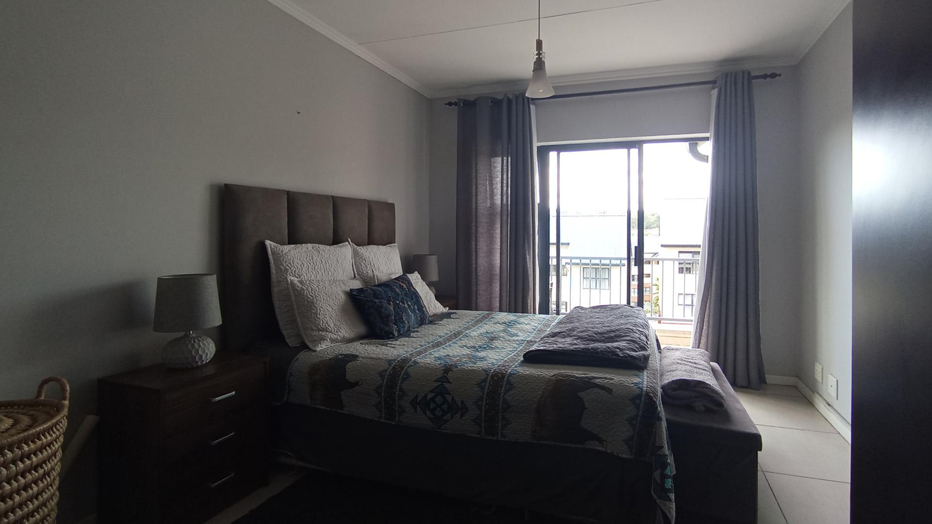 Main Bedroom - 17 square meters of property in Kyalami Hills