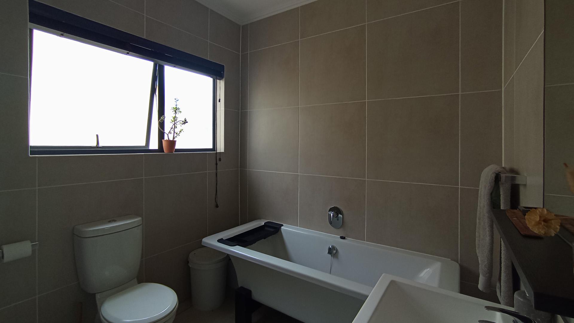 Bathroom 1 - 8 square meters of property in Kyalami Hills