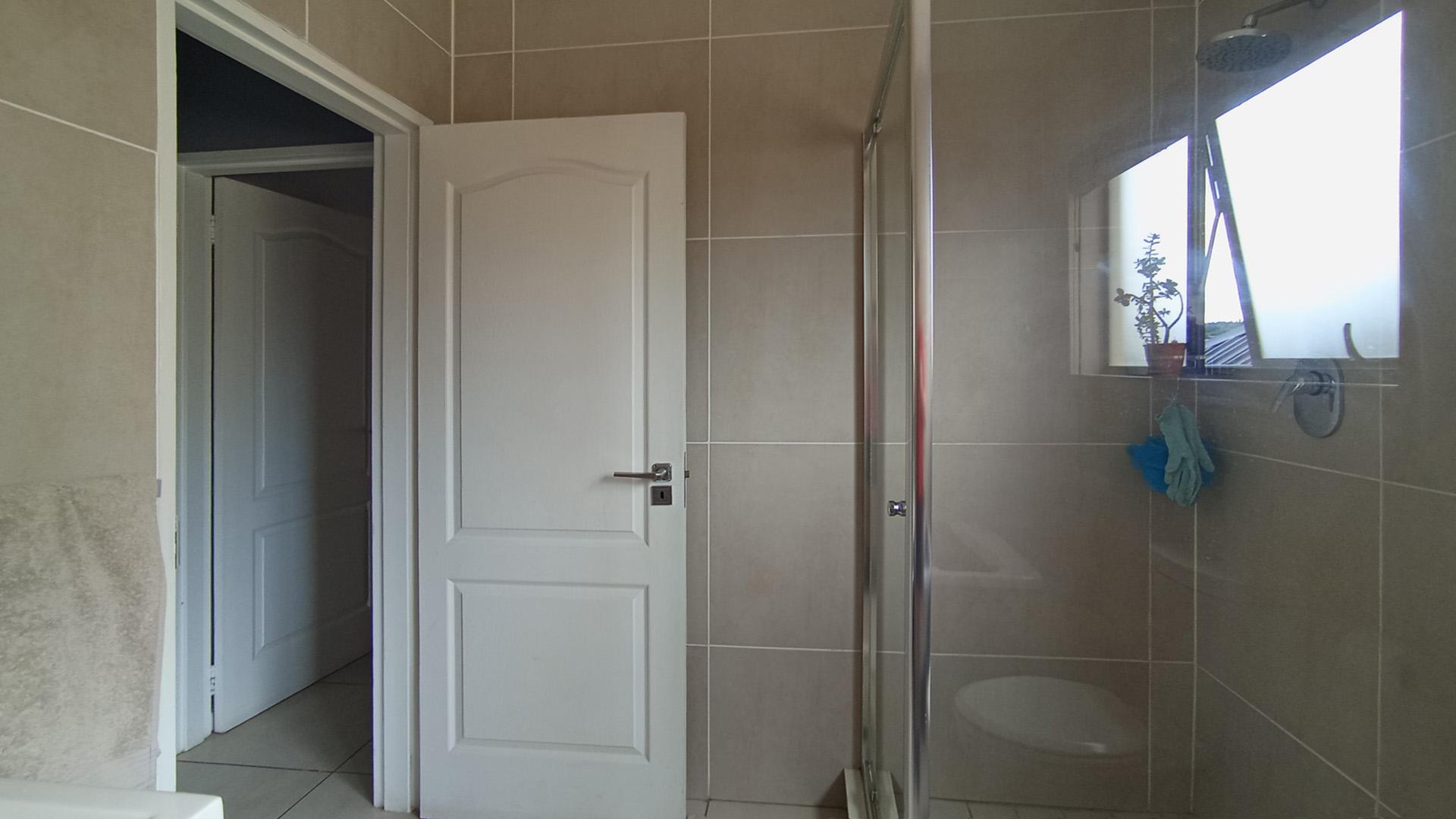 Bathroom 1 - 8 square meters of property in Kyalami Hills