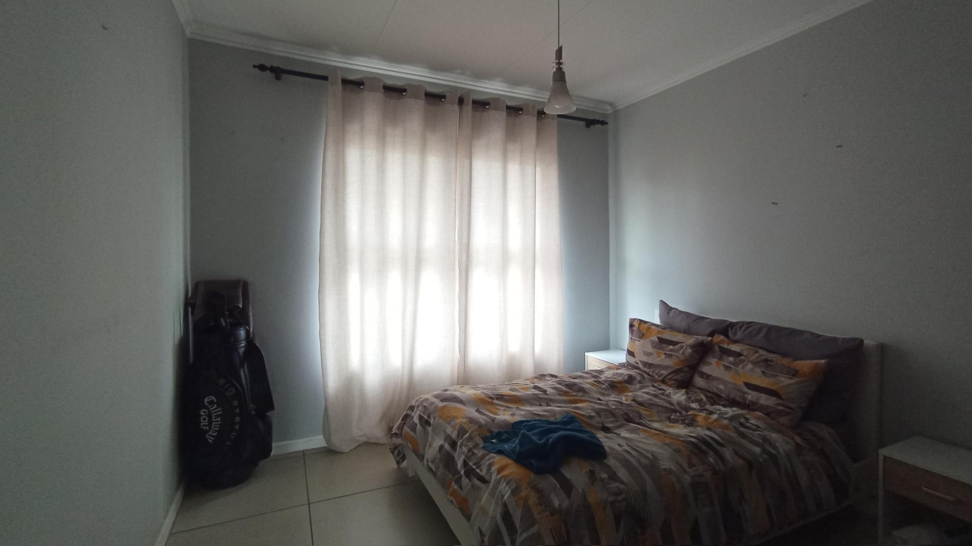 Bed Room 1 - 12 square meters of property in Kyalami Hills