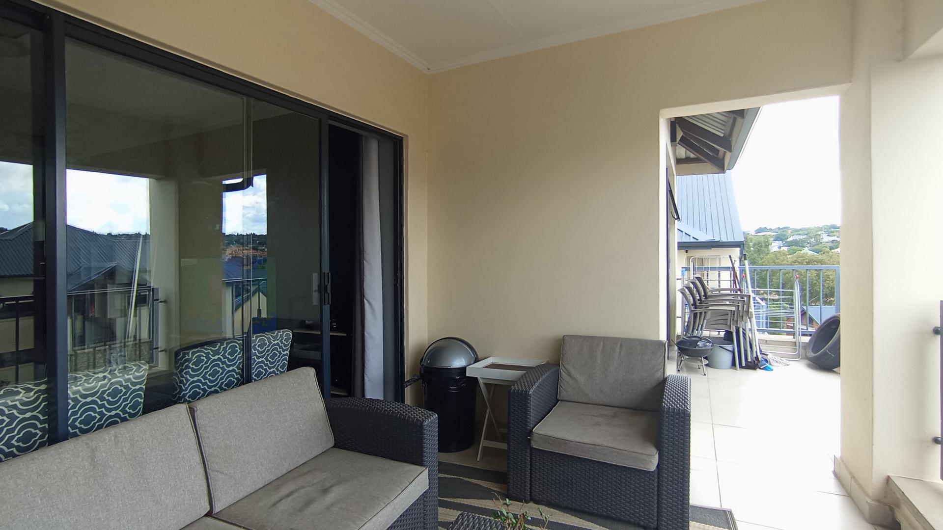 Balcony - 14 square meters of property in Kyalami Hills