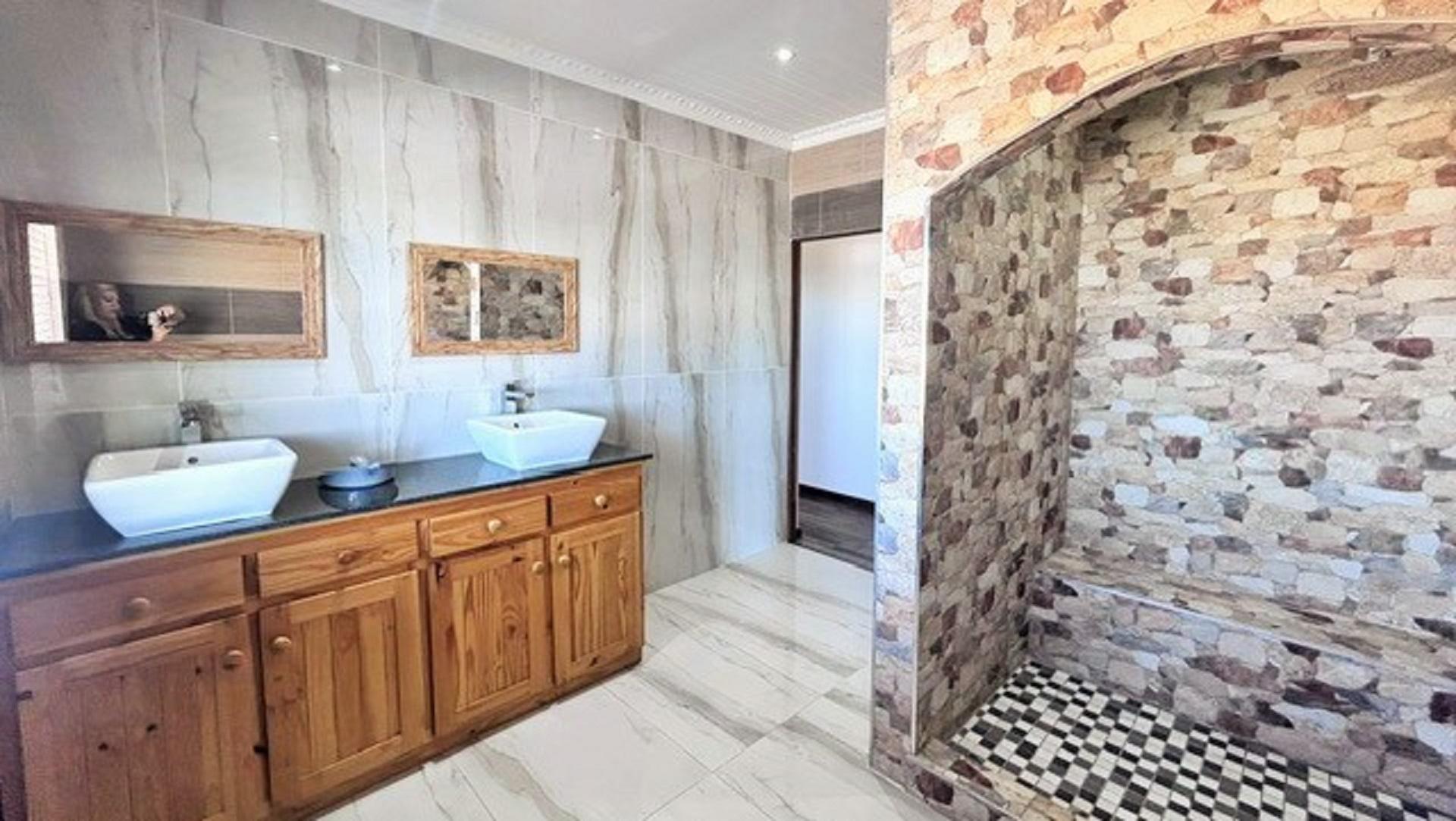 Bathroom 1 of property in Port Elizabeth Central