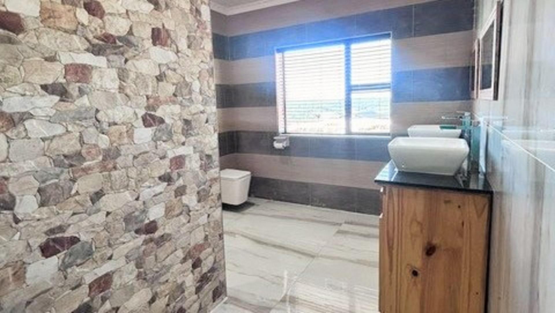 Bathroom 1 of property in Port Elizabeth Central