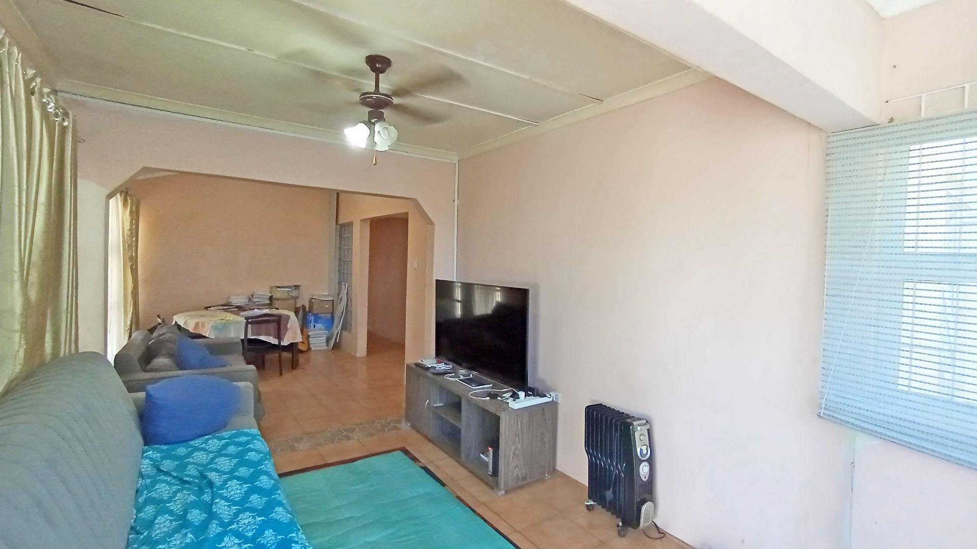 Lounges - 16 square meters of property in Hillgrove