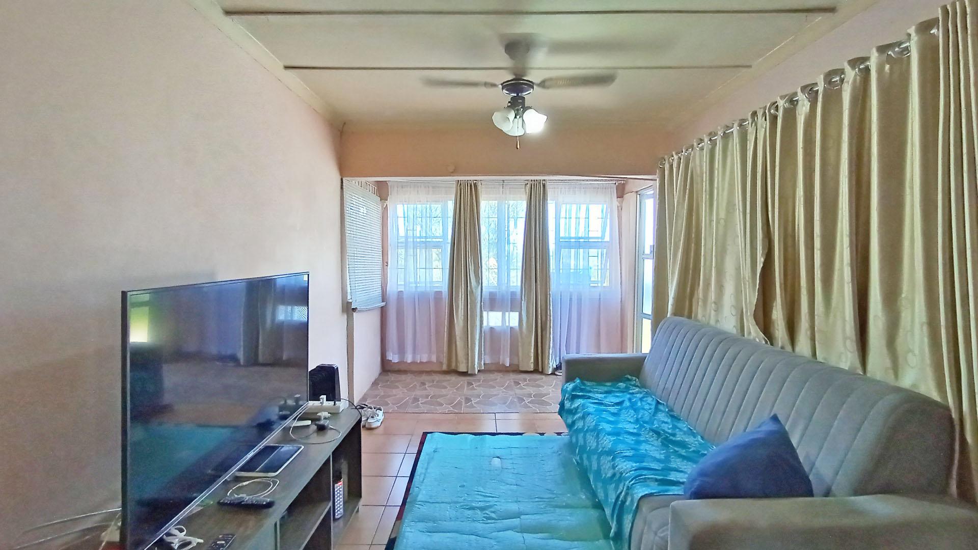 Lounges - 16 square meters of property in Hillgrove