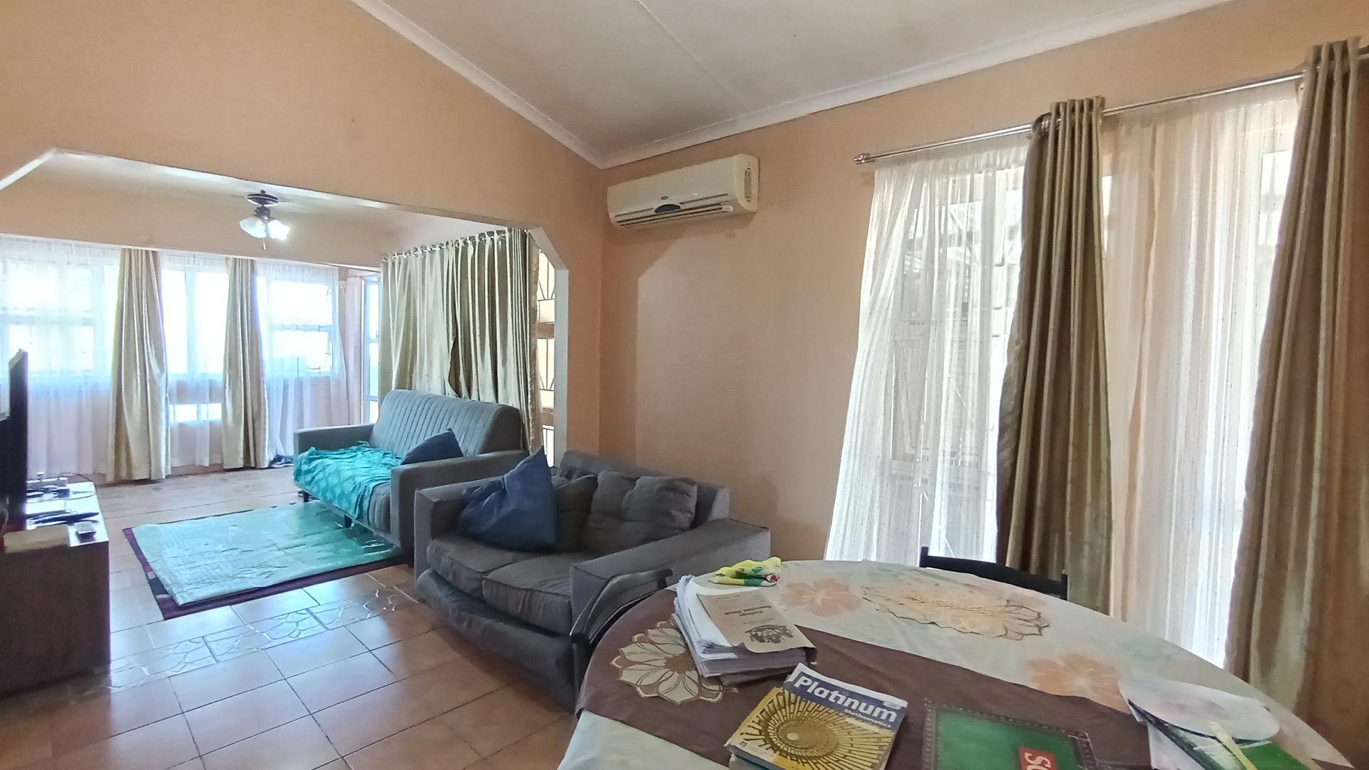 Dining Room - 14 square meters of property in Hillgrove