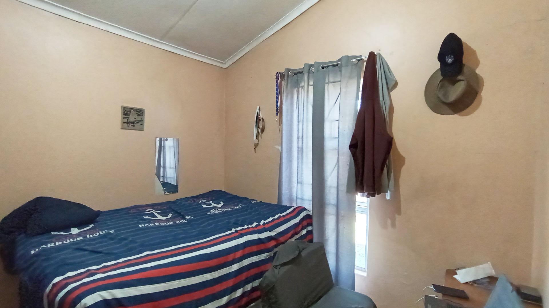 Bed Room 1 - 21 square meters of property in Hillgrove