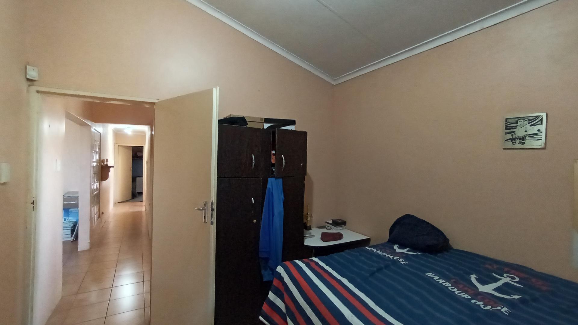 Bed Room 1 - 21 square meters of property in Hillgrove