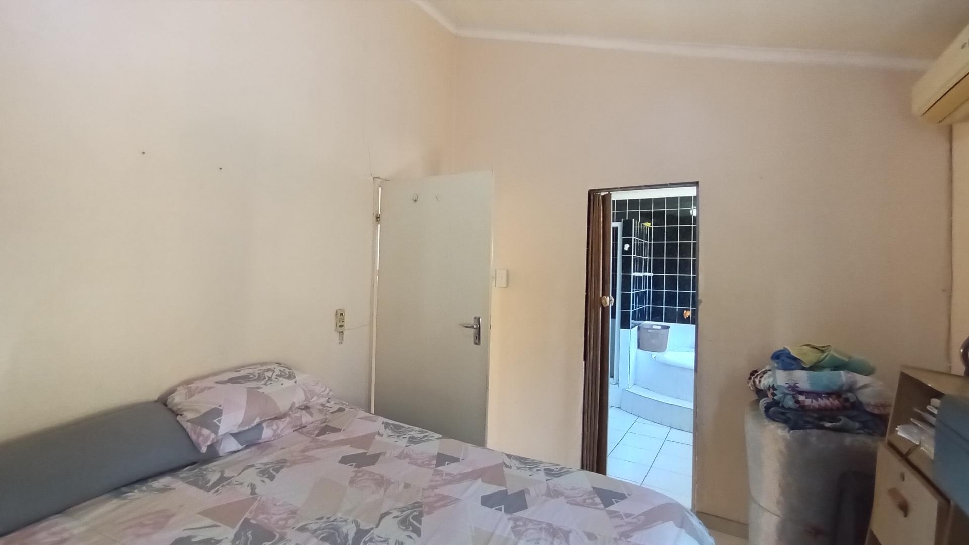Main Bedroom - 14 square meters of property in Hillgrove