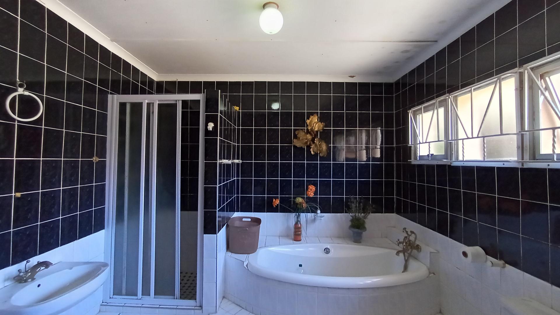 Main Bathroom - 10 square meters of property in Hillgrove