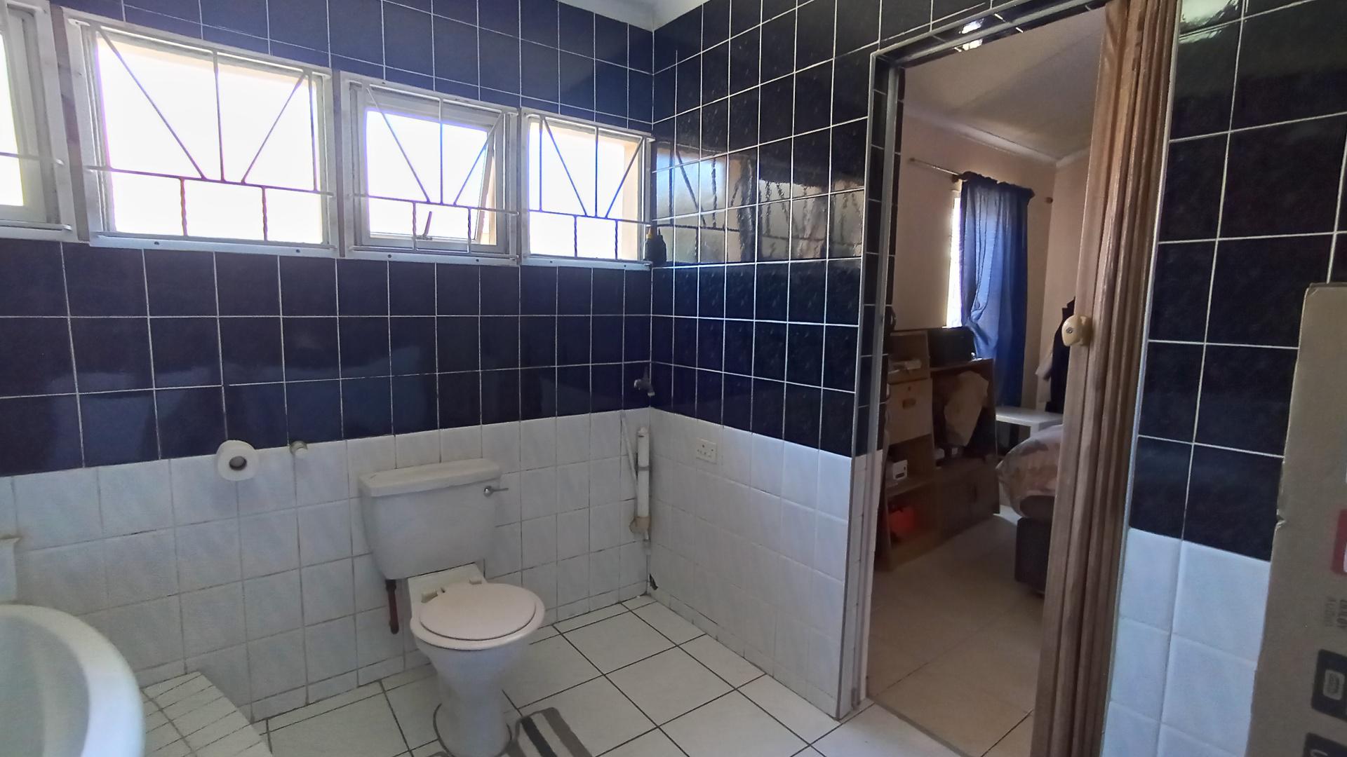 Main Bathroom - 10 square meters of property in Hillgrove