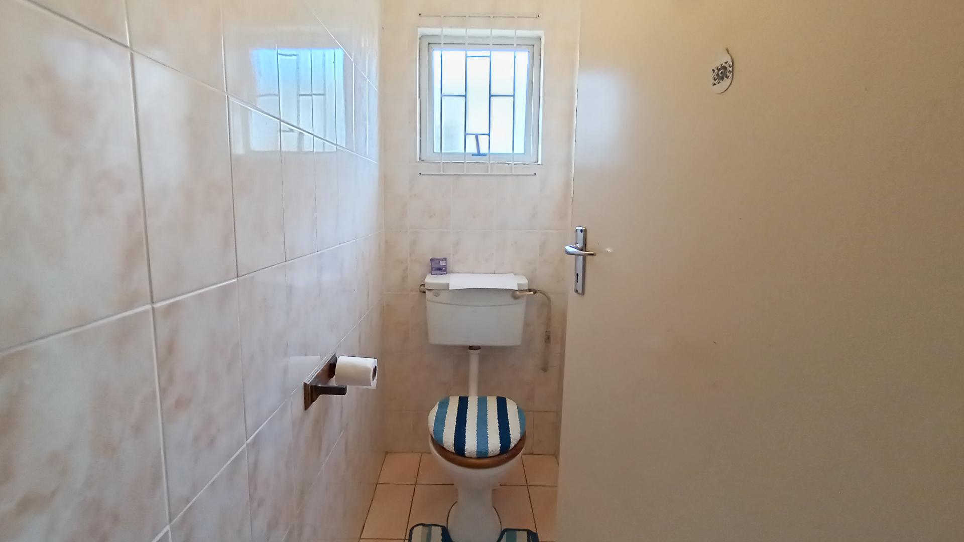 Bathroom 1 - 6 square meters of property in Hillgrove
